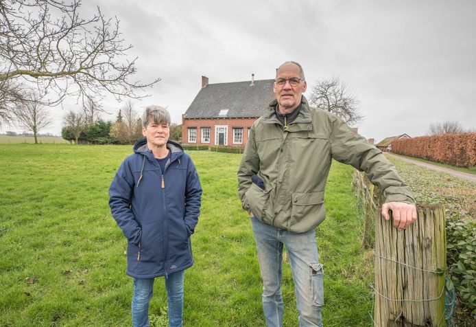 Monique en Wim-Kees Kloet voor hun huidige, ruime woning. ,,Voor het bedrag dat we krijgen, kunnen we een bungalowtje terugzetten.