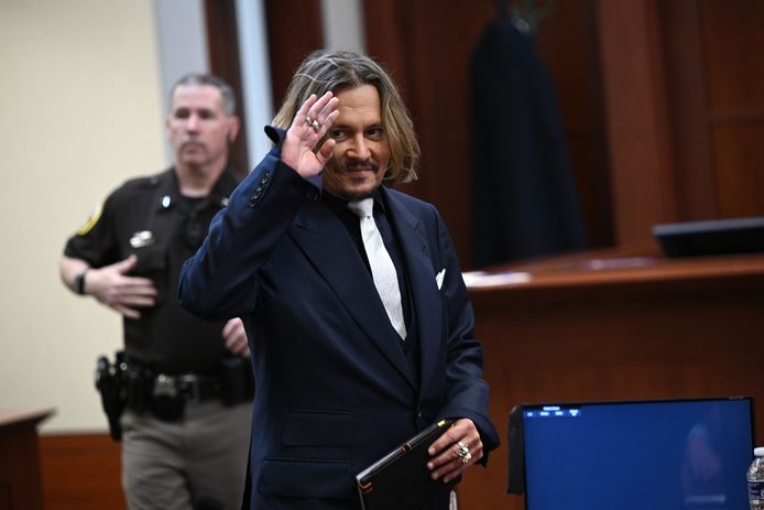 Johnny Depp blijft voorlopig positief. De acteur zwaaide zelfs naar de aanwezigen in de rechtbank.