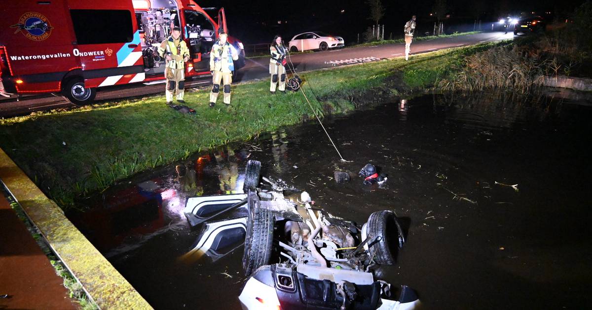 Hulpdiensten uitgerukt voor voertuig te water op Bovendijk in Wilnis