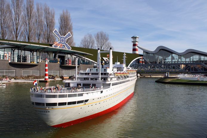 Dit schaalmodel van stoomschip ss Rotterdam is opnieuw te water gelaten na een periode van restauratie.