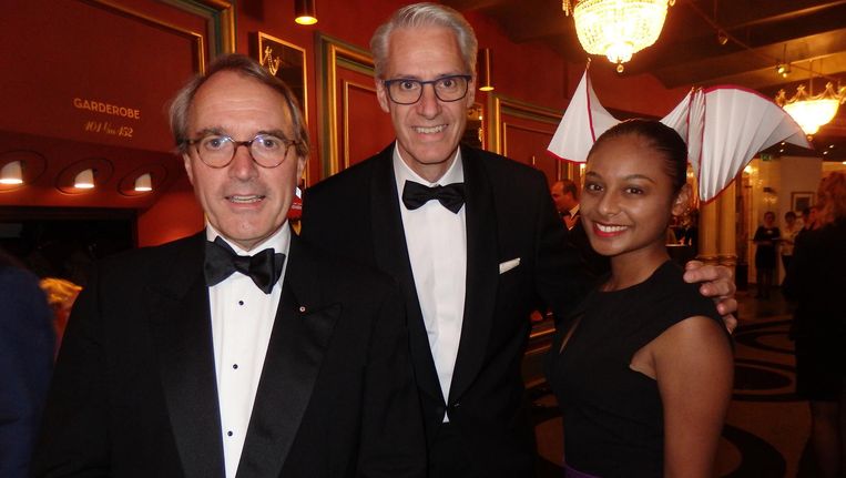 Paul Strengers (Rode Kruis Amsterdam), Remco Groenhuijzen (Luxury Hotels Amsterdam) en vrijwilliger Samantha Chen (vlnr) met speciaal ontworpen hoed. Beeld Schuim