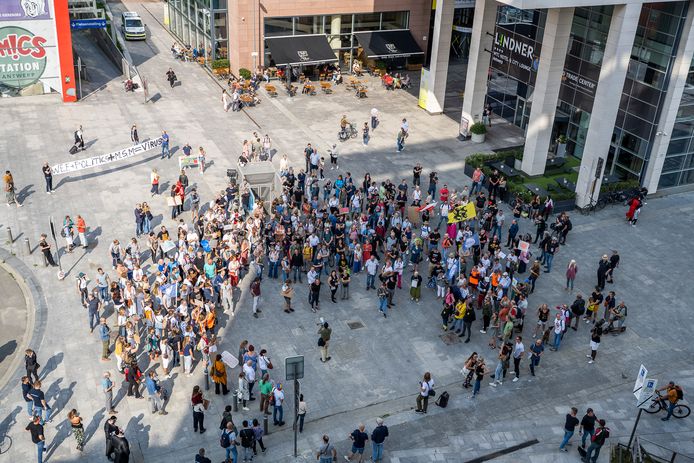 Love, freedom and democracy.”  About 250 demonstrations – a striking number of Dutch people in the mixed bag – scanned the slogan on Saturday afternoon on the Mediaplein, where DPG Media, the publisher of Het Laatste Nieuws, among others, is located.