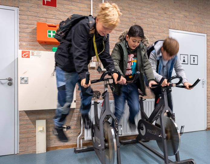 Hometrainers in de hal van de Kiem Montessori-school. ‘Ook de meisjes hebben er iets aan.’