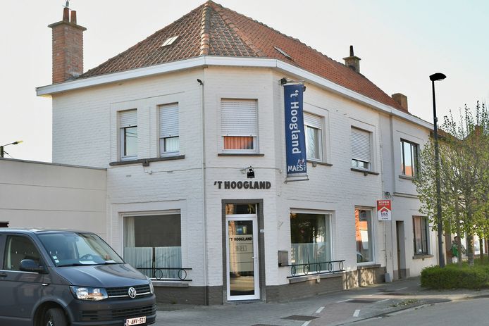 Christiane Vermeulen van café Hoogland in Kruiseke nam afscheid. Ze baatte het café 38 jaar uit. Het pand staat te koop