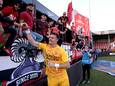 Almere City-keeper Nordin Bakker viert feest met de supporters.