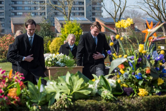 Begrafenisondernemers maken momenteel overuren. Er mogen maximaal dertig mensen bij aanwezig zijn. Een begrafenis van een coronaslachtoffer in Eindhoven.