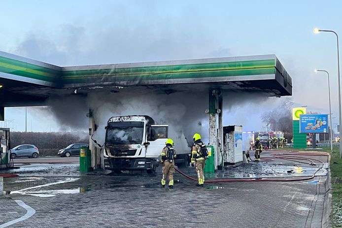 Vrachtwagen in brand bij tankstation op A59 bij Den Hout.