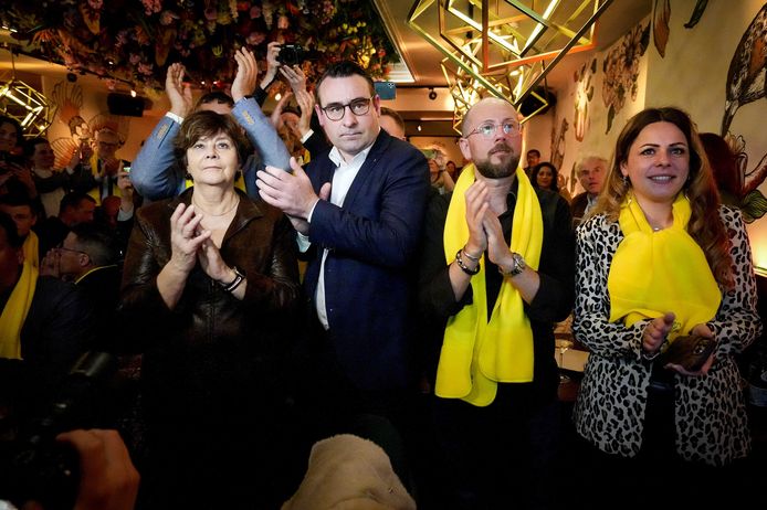 Hart voor Den Haag-lijsttrekker Richard de Mos reageert met Rita Verdonk in café Luden op de uitslagen van de gemeenteraadsverkiezingen.