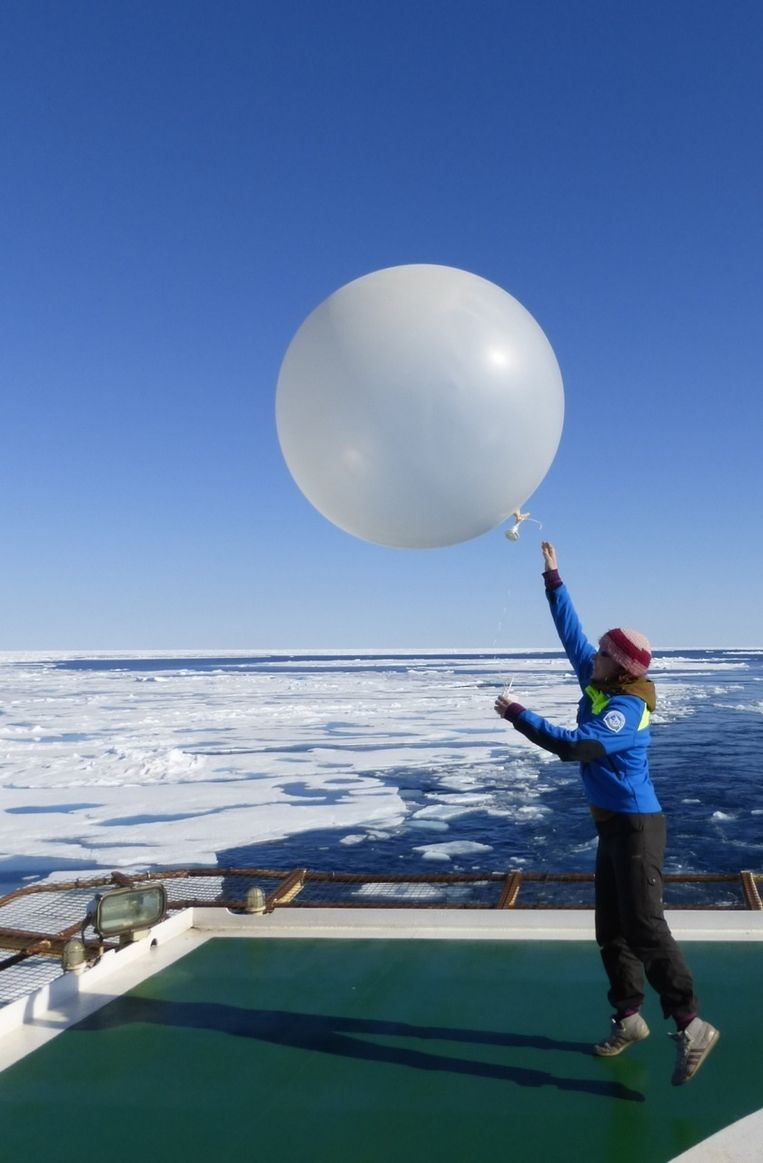 Jorien Vonk laat een weerballon op die temperatuur, luchtvochtigheid en windsnelheid meet. Beeld Matthew Shupe