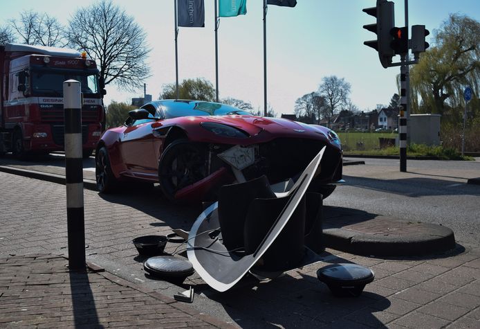 Door de klap is er weinig meer over van het stoplicht.