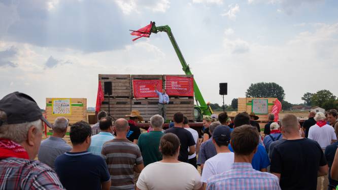 Boeren scharen zich vierkant achter LTO-voorzitter tijdens stikstofprotest in Oostburg: ‘Sjaak gaat het voor ons regelen!”