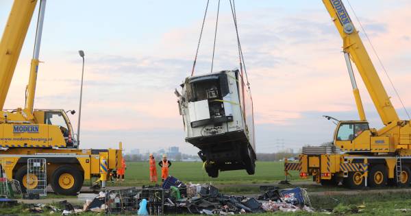 Chauffeur overlijdt door ongeval waarbij zijn vrachtwagen kantelt.