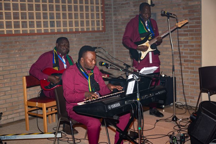 De Tanzaniaanse koorgroep bracht ook hun eigen muzikanten mee