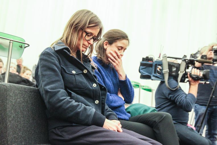 De zussen van Tine Nys vernemen het verdict. Beeld Photo News