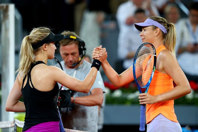 Eugenie Bouchard schudt de hand van Maria Sjarapova na haar zege in Madrid.