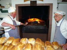 Vloerbrood bakken in het Jan Visser Museum
