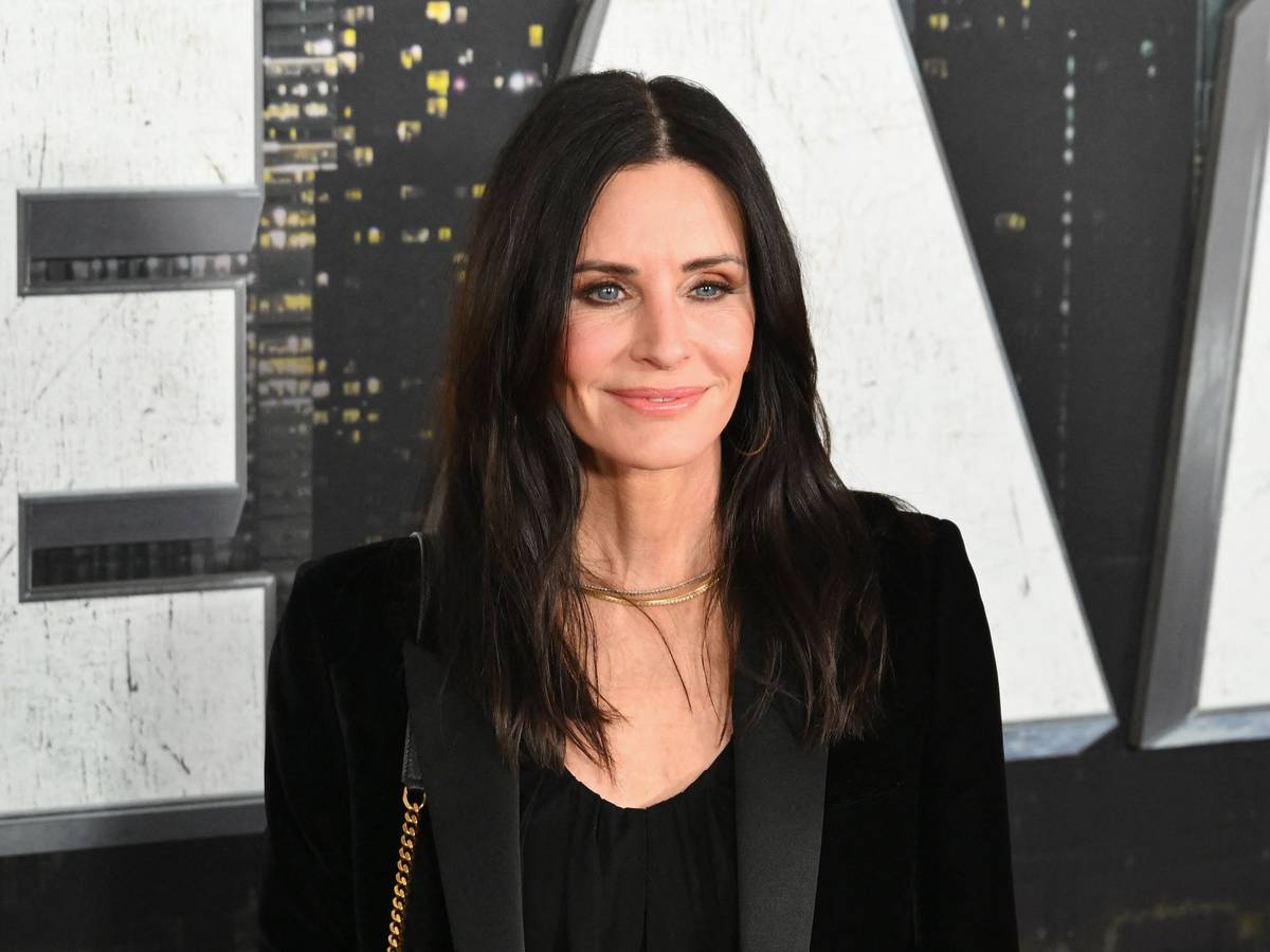 “Ik besefte niet hoe vreemd ik eruitzag door die injecties”: Courteney Cox  omarmt uiterlijk op 60ste verjaardag | Celebrities | hln.be