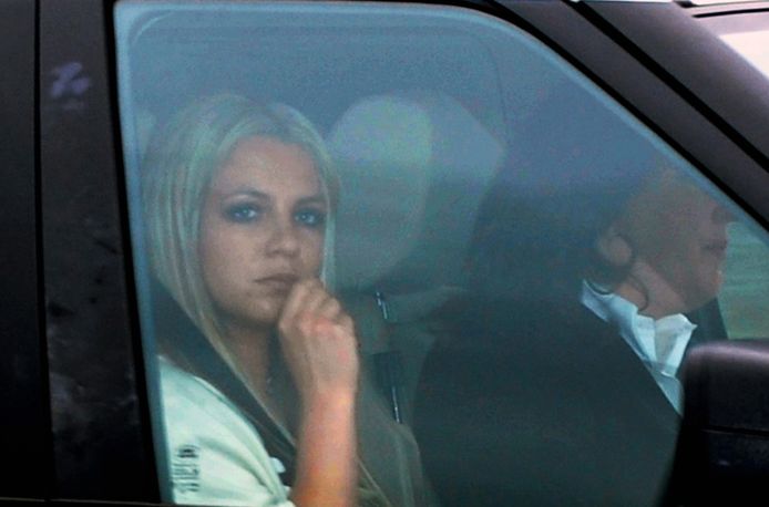 Britney in 2008, toen ze na haar beruchte publieke zenuwinzinking werd opgenomen en haar vader Jamie de controle over zijn dochter in handen kreeg.