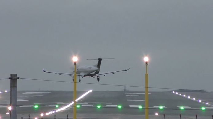 Un avion fait un atterrissage terrifiant à l'aéroport de Manchester pendant la tempête Barra.