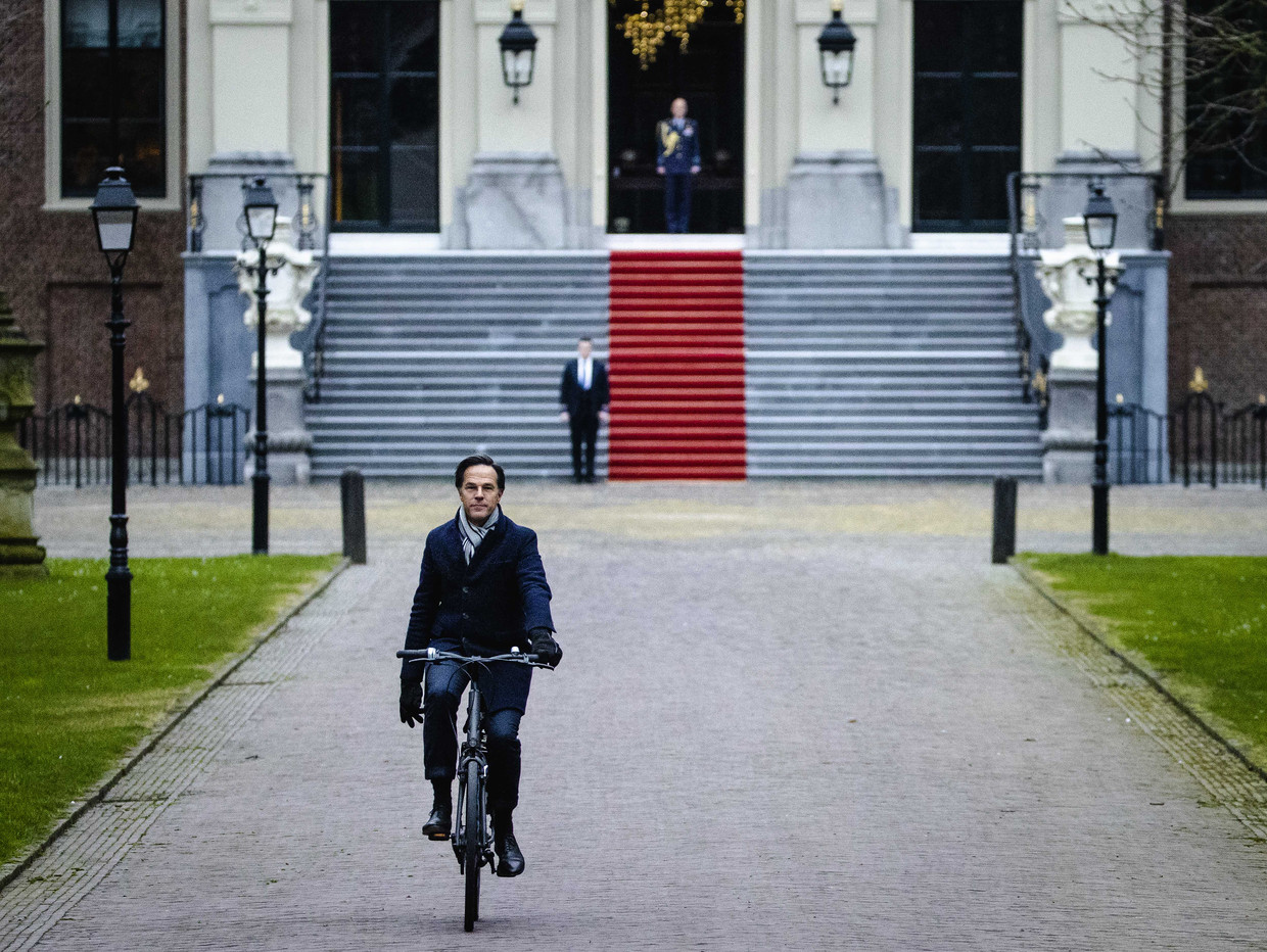De Nederlandse premier Mark Rutte ging per fiets het ontslag van zijn regering indienen bij koning Willem-Alexander. Beeld ANP