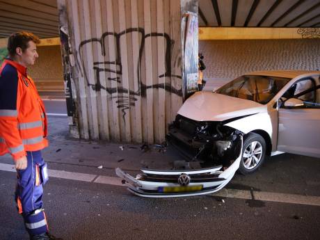 Automobilist knalt tegen pilaar op A4 bij Rijswijk en raakt zwaargewond