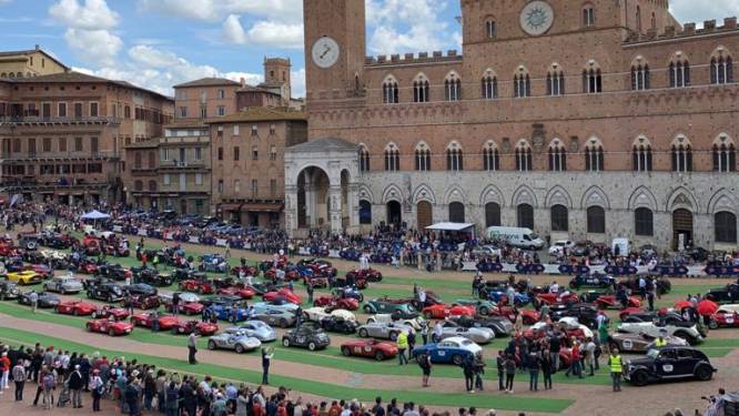 Drie Ferrari's, waarde 10 miljoen euro, in het wild: in deze rally is het heel gewoon
