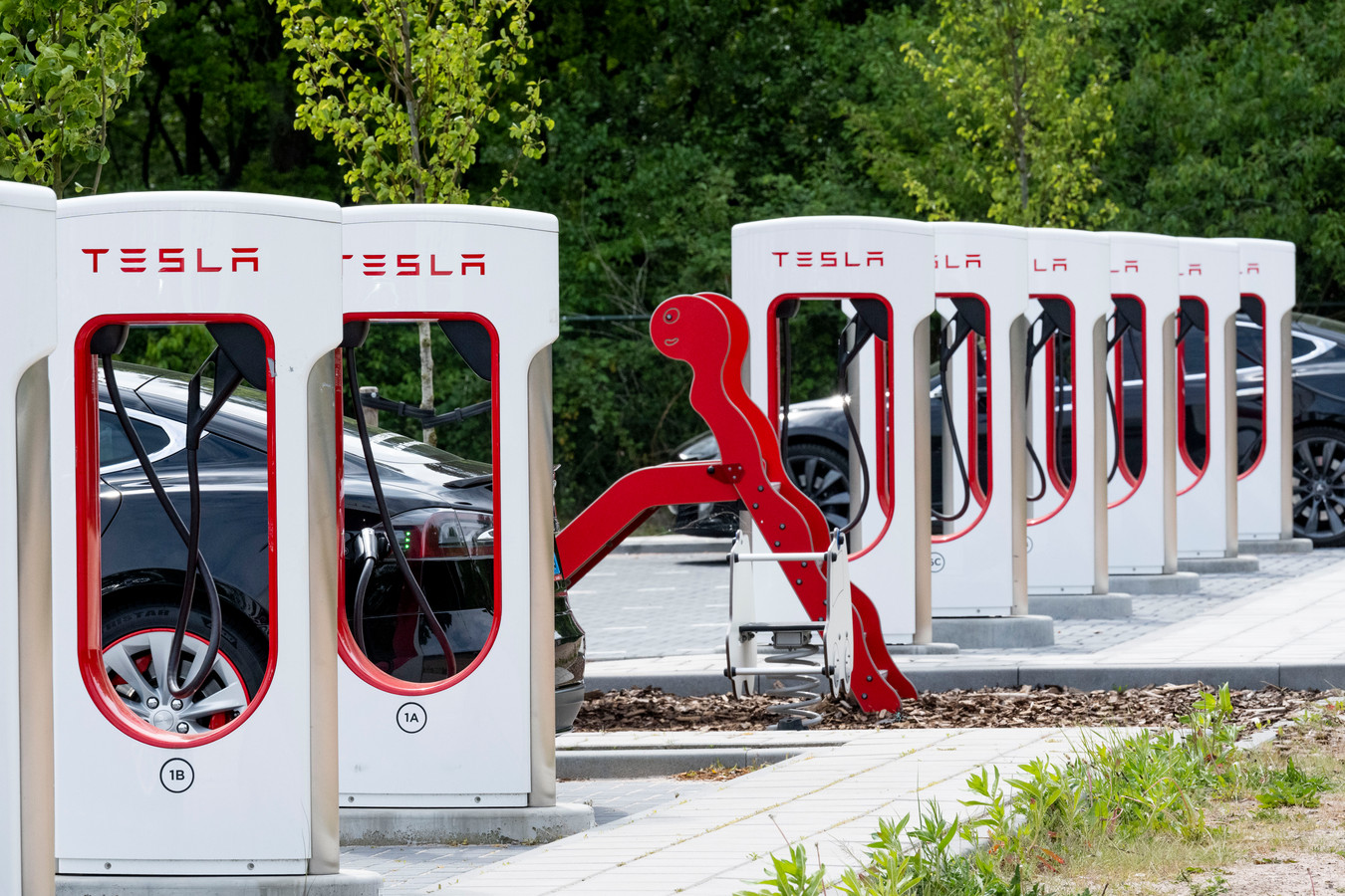 Een Tesla supercharger is een snellaadstation voor het opladen van elektrische auto's van Tesla.
