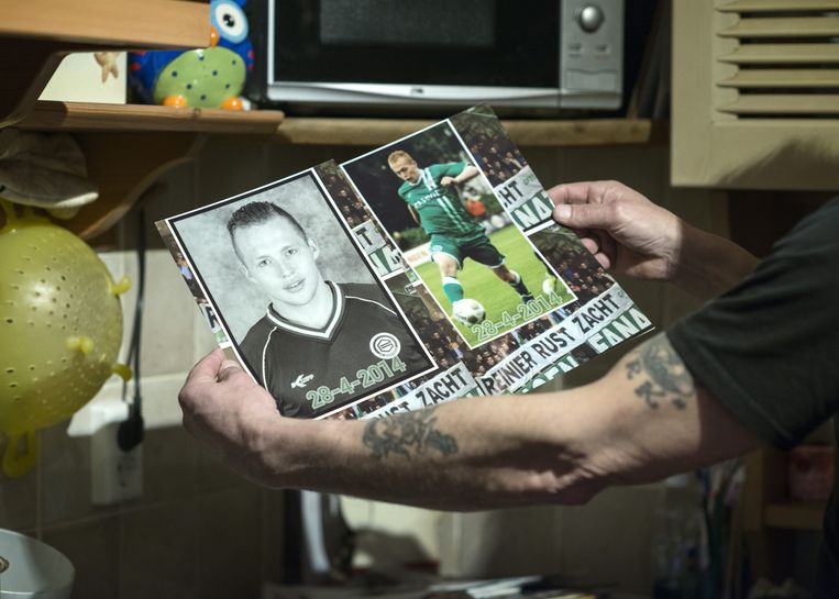 De 'eregalerij' voor Reinier de Groene in een hoek van de keuken van zijn vader Rikus op Urk. Beeld Linelle Deunk