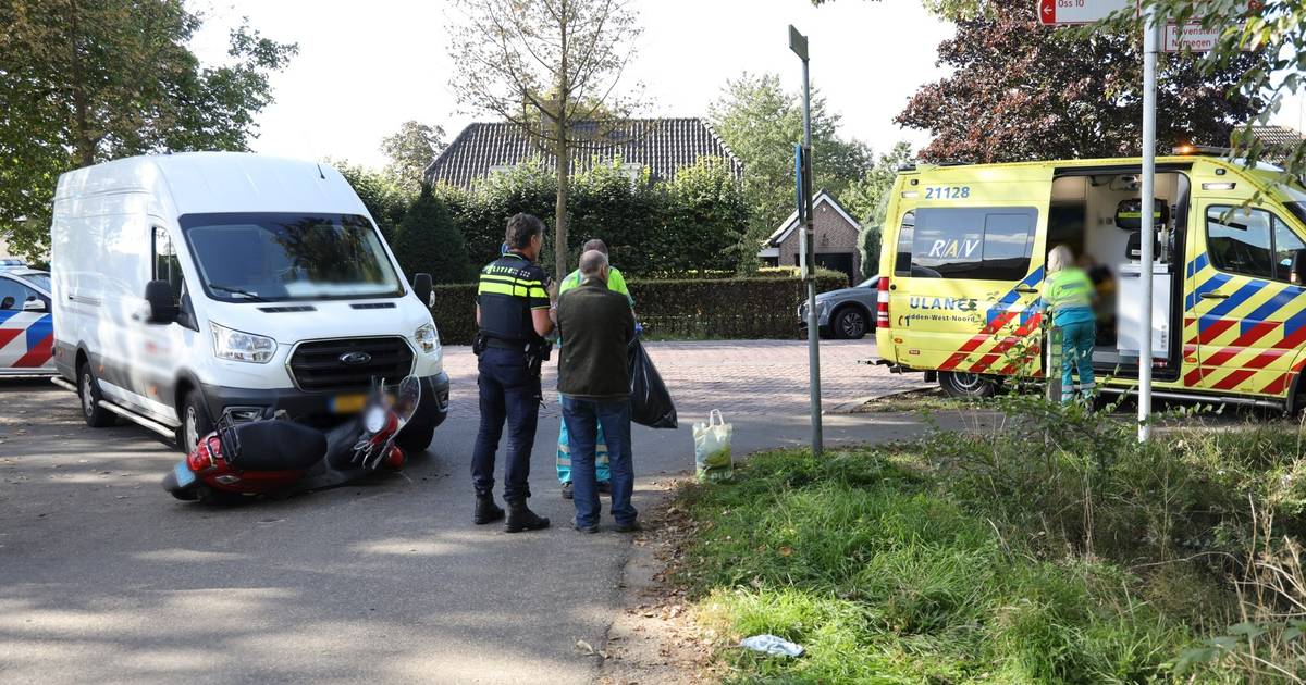 Scooterrijdster raakt gewond bij botsing met bestelbusje in Herpen.