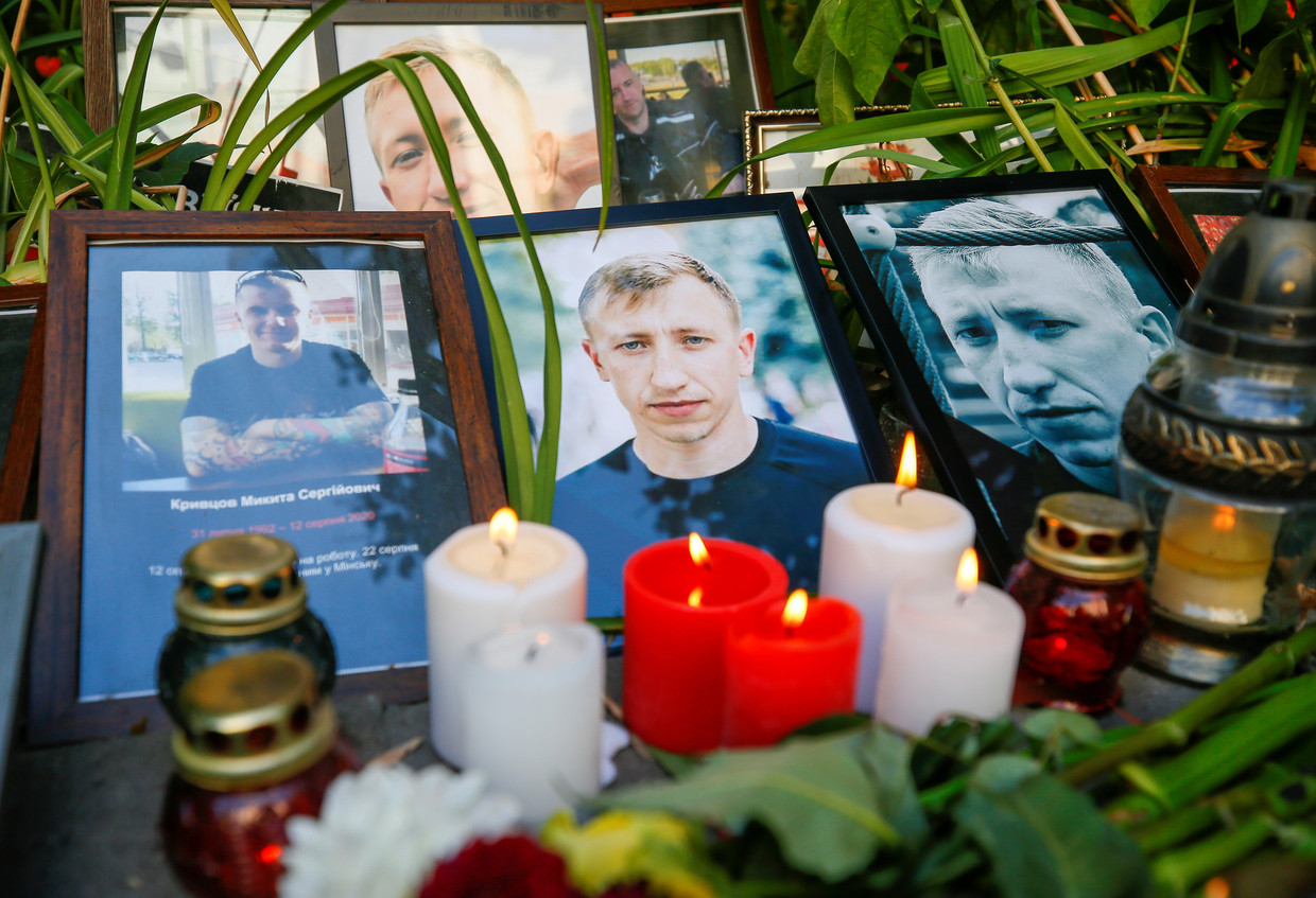 Kaarsjes en foto’s van de Wit-Russische activist Vitaly Sjisjov naast de Wit-Russische ambassade in Kiev. Beeld Reuters