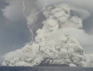 Hoeveel schade en slachtoffers? Observatievliegtuigen en hulpgoederen vliegen naar Tonga, dat afgesneden blijft van de wereld