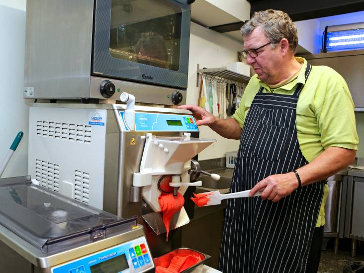 Frans was vorige week nog ijsmeester, nu opent hij zijn ijssalon weer: ‘Kom maar op met de lente’