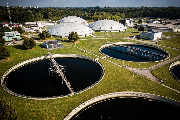 Een dronefoto van een waterzuiveringsinstallatie, foto ter illustratie