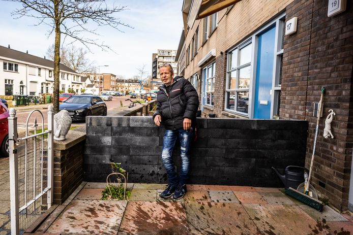 Laurens Slootmakers heeft naar eigen zeggen nu al weinig plek om te zitten voor zijn huis in de Arnhemse wijk Het Broek. ,,Ik houd wel van planten, maar de mogelijkheid is hier gewoon niet.”