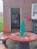 In het Diepvrieshuisje in Son staat sinds kort ook een weggeefkast voor kerstversiering.