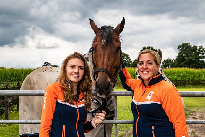 Pararuiter Maud de Reu (links), trainster Danielle van Vilsteren (rechts) en paard Webron. Op de manege Lierderholthuis wordt  Maud de Reu, getraind door Danielle van Vlisteren om in Japan deze zomer aan de Paralympische Spelen mee te doen.
