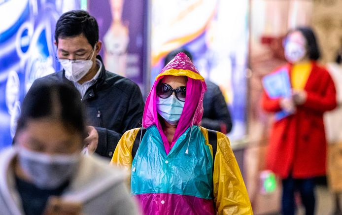In de Chinese miljoenenstad Guangzhou gaan mensen met mondkapjes de straat op om zich te beschermen tegen het coronavirus/Covid-19. (12/02/2020)