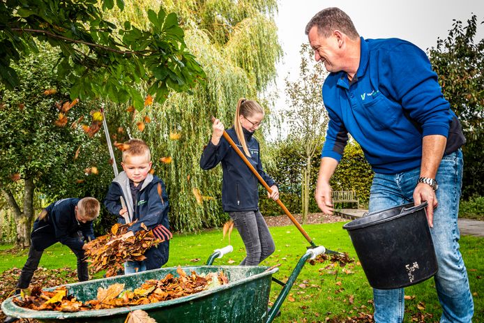 Hovenier Thijs Verbakel maakt samen met zijn kinderen de tuin klaar voor de herfst en winter.