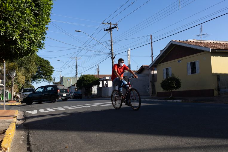 Een man fietst door de stad van Saltinho. 
 Beeld gabriela portilho