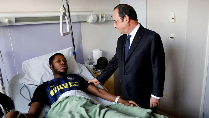 Théo Luhaka sur son lit d'hôpital reçoit la visite du président Hollande en février 2017.