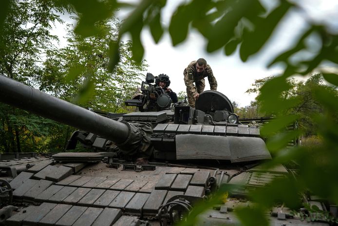 Oekraïense soldaten op een tank die ze claimen buitgemaakt te hebben op het Russische leger in Bakhmut. Beeld van 2 oktober.