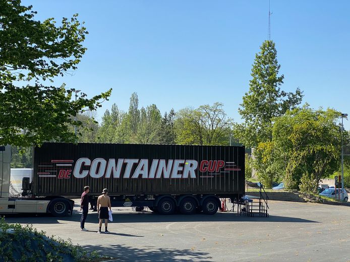 Topsporters Bekampen Elkaar Op Steenberg Voor De Container Cup Om Toch Nog Een Beetje Sport Op Tv Te Krijgen Erpe Mere Hln Be