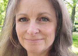 Dominique (53) heeft parkinson én geeft yogales
