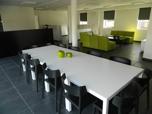 Binnen wordt zo veel mogelijk voor een huiselijke sfeer gezorgd in de dagzaal.