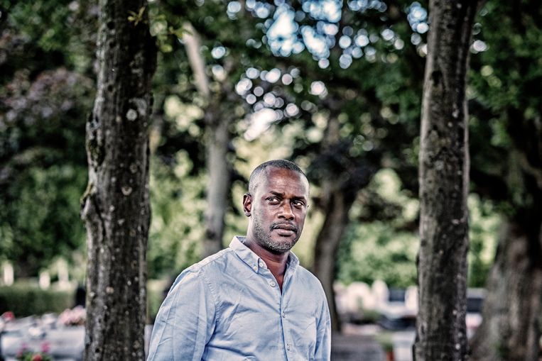 Ferre: ‘De vader van Sanda luistert heel graag naar onze verhalen over zijn zoon, maar als ik met hem alleen ben, voel ik een wolk van verdriet in de kamer hangen. Hij is hard veranderd.’  (Foto: vader Ousmane Dia.) Beeld Tim Dirven