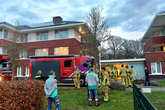 Volgens de brandweer zijn de vlammen ontstaan in een kamer op een zorglocatie voor geestelijke gezondheidszorg aan de Van Akenstraat.