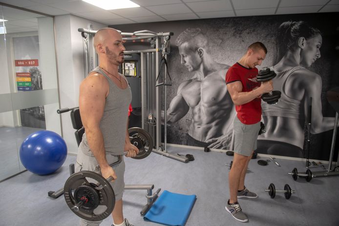 De Roemenen Florin Lupascu en Catalin Sandu (rechts) in de fitnesszaal van de campus in Waalwijk.