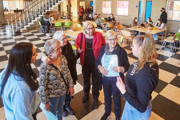 Oud-MMS-leerlingen op bezoek bij het Maaslandcollege in Oss. Dit zijn Bets Tauriello-van de Coevering (rode jas), Ineke van Berkom (rechts), Riet van den Hoogen-van Uden (links) en Ineke Holl-van den Hurk, met leerlingen Miryam Kalmoua (links) en Sarah Wolvers (rechts).