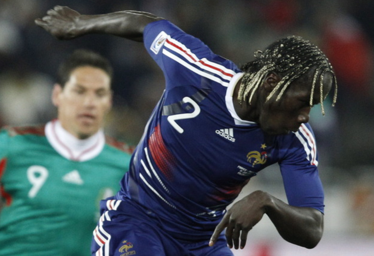 Bakari Sagna met zijn 'gouden gordijn'. Beeld EPA