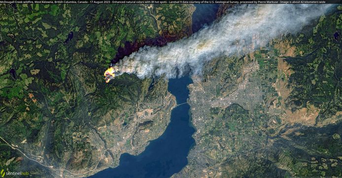 Een satellietbeeld - waarvan de kleuren zijn bewerkt - laat de brand bij Kelowna zien. (17/08/23)